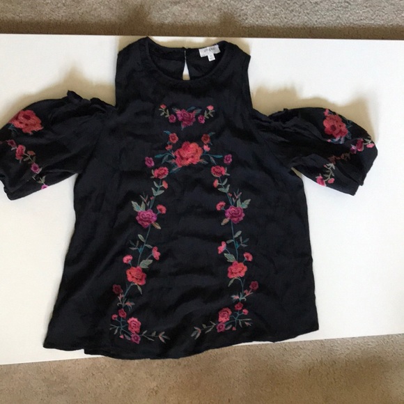 umgee- embroidered, floral Top- M - Picture 2 of 10